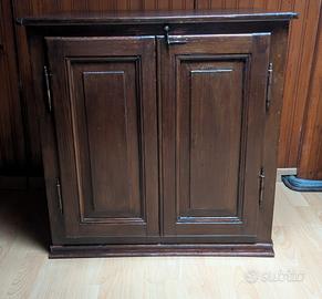 Credenza antica in legno a due ante