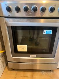 Cucina con forno elettrico