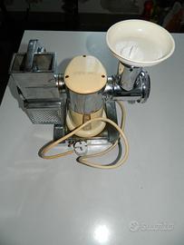 elettrodomestico tritacarne e grattuggia