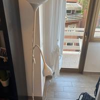 Lampada da terra bianca con braccio orientabile