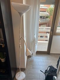 Lampada da terra bianca con braccio orientabile