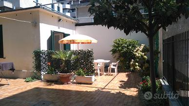 Monolocale con bagno, angolo cottura e giardino