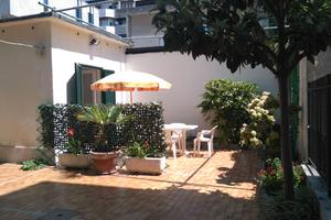 Monolocale con bagno, angolo cottura e giardino