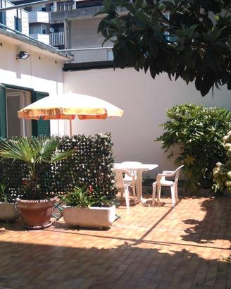 Monolocale con bagno, angolo cottura e giardino
