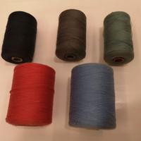 5 rocchetti di filo colorati
