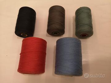5 rocchetti di filo colorati