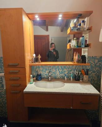 Mobile bagno con specchio lavabo e base in granito