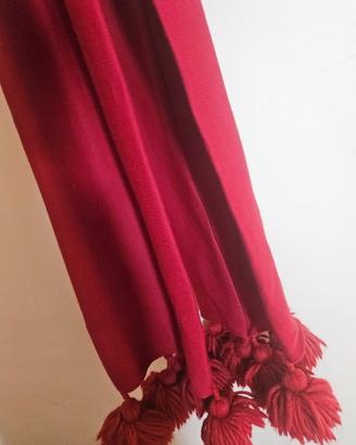 Sciarpa in lana rossa con pompon