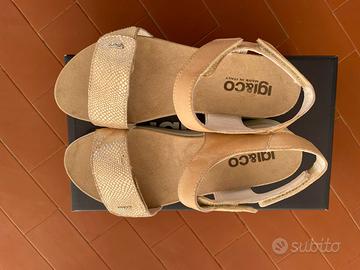Sandali comodi IGI&CO, beige e bianchi, con velcro