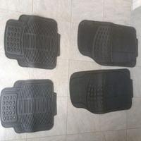 Set di 4 tappetini auto in gomma nera