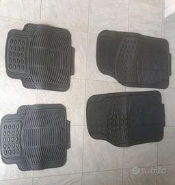 Set di 4 tappetini auto in gomma nera