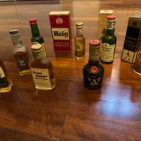 Bottigliette sigillate alcune con scatola Vintage