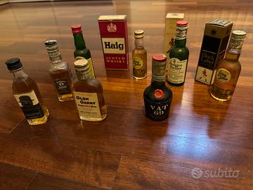 Bottigliette sigillate alcune con scatola Vintage