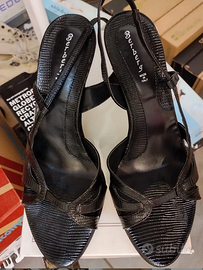 Sandalo nero con tacco