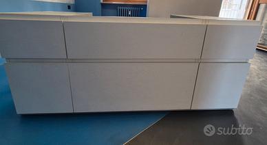 Mobile sottolavabo e pensili bagno bianchi
