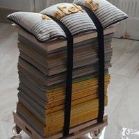 sedia, pacchetto o comodino con riviste vintage