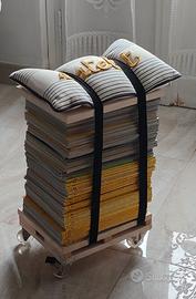 sedia, pacchetto o comodino con riviste vintage