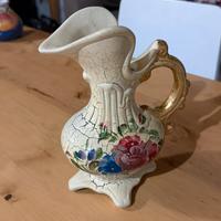 Brocca decorativa in ceramica vitange-dipinta a