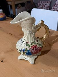 Brocca decorativa in ceramica vitange-dipinta a