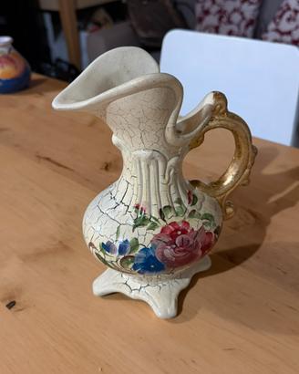 Brocca decorativa in ceramica vitange-dipinta a