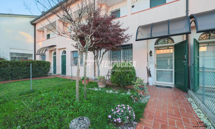 VILLA A SCHIERA CON GIARDINO E GARAGE IN CENTRO A