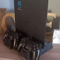 Playstation 4 con 2 controller e base di ricarica