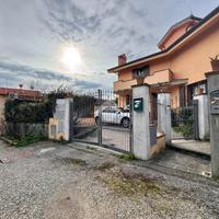 VILLA A SCHIERA D'ANGOLO A CARMIGNANO