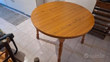 Tavolo rotondo con sedie