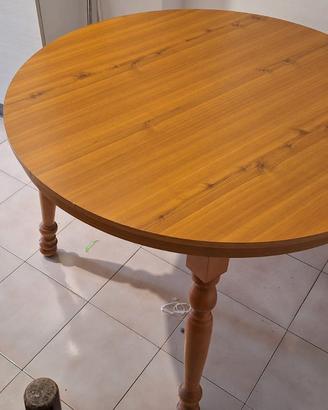 Tavolo rotondo con sedie