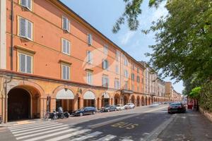 Appartamento di 219 m² con più di 5 locali a Bolog
