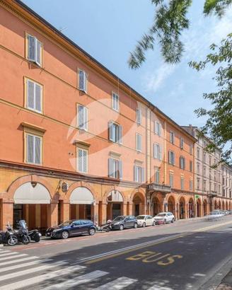 Appartamento di 219 m² con più di 5 locali a Bolog