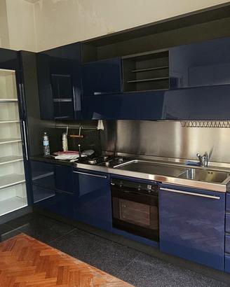 Cucina laccata blu
