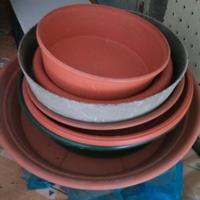 vasi plastica terracotta e sottovasi rotondi e ret