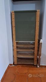 Scaffale con tendina
