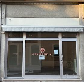 Negozio 45mq-ampia vetrina-Pesaro-via Cavallotti 3