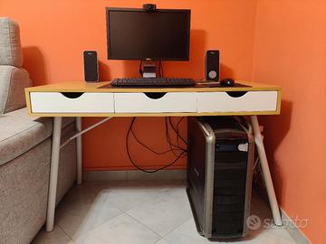 Postazione computer desktop completa