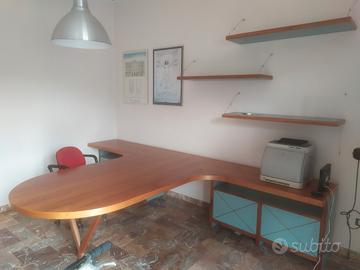 Scrivania-penisola uso ufficio (di fattura artig.)