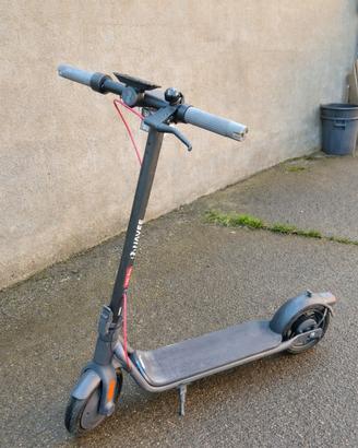 Monopattino elettrico NAVEE V25iINottimecondizioni