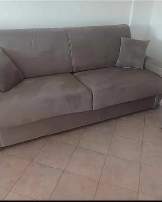 Divano letto con pouf  prezzo trattabile 