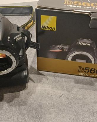 NIKON D5600 BODY con battery pack