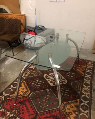 Tavolo con piano in vetro