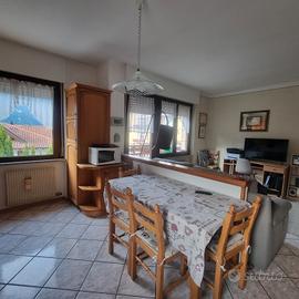 cucina con tavolo e sedie