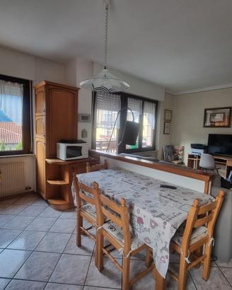 cucina con tavolo e sedie