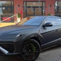 lamborghini urus nera opaca vetri oscurati