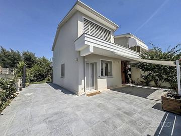 Villa di 130 m² con 5 locali a Roma