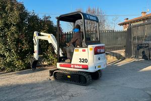 E215 Mini escavatore 16 q Bobcat 320