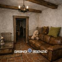 Ampia casa da rinnovare con terreno esclusivo