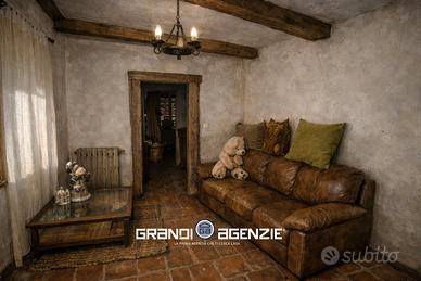 Ampia casa da rinnovare con terreno esclusivo