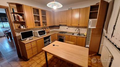 Cucina di 40 anni ma con frigo e lavastoviglie  re