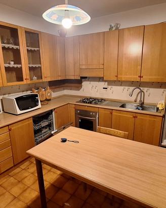 Cucina di 40 anni ma con frigo e lavastoviglie  re